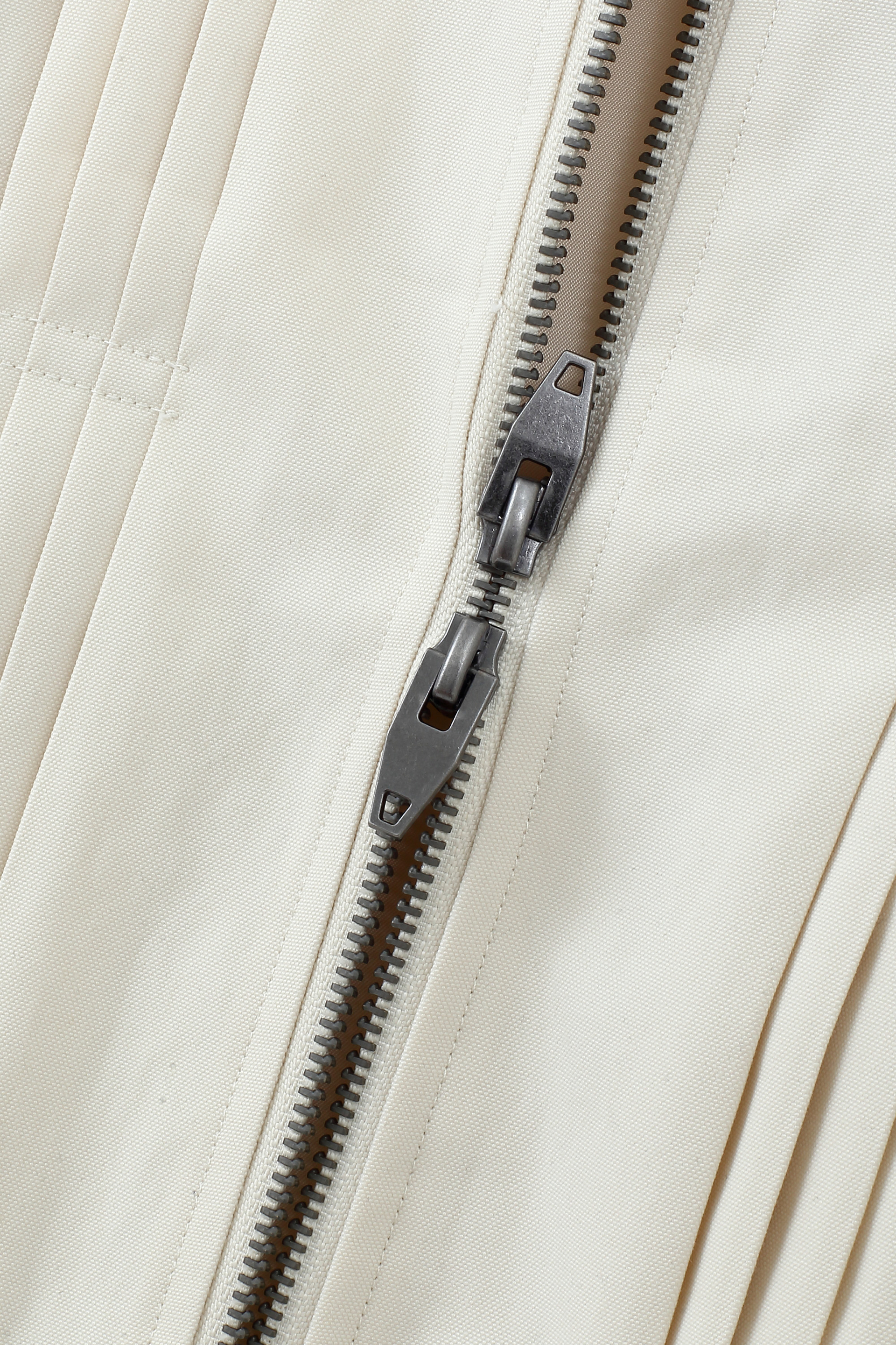 Contrast Collar Pleated Zip-Up Jacket