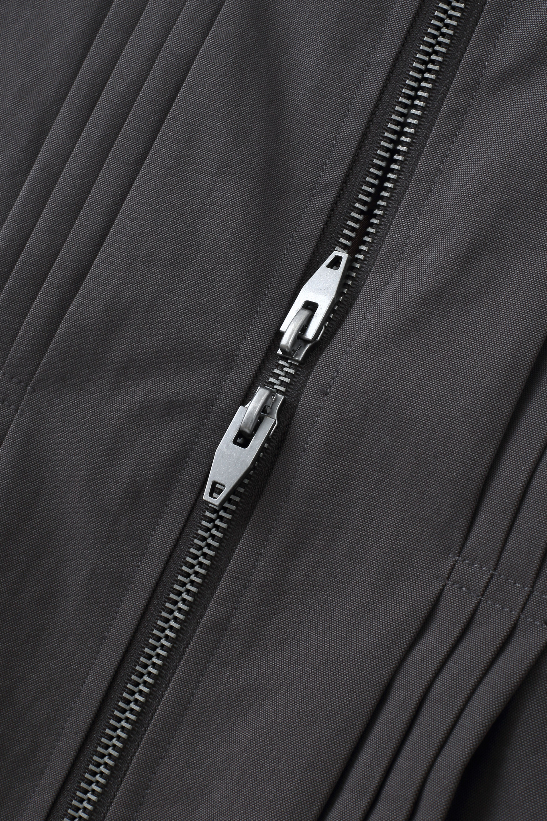 Contrast Collar Pleated Zip-Up Jacket