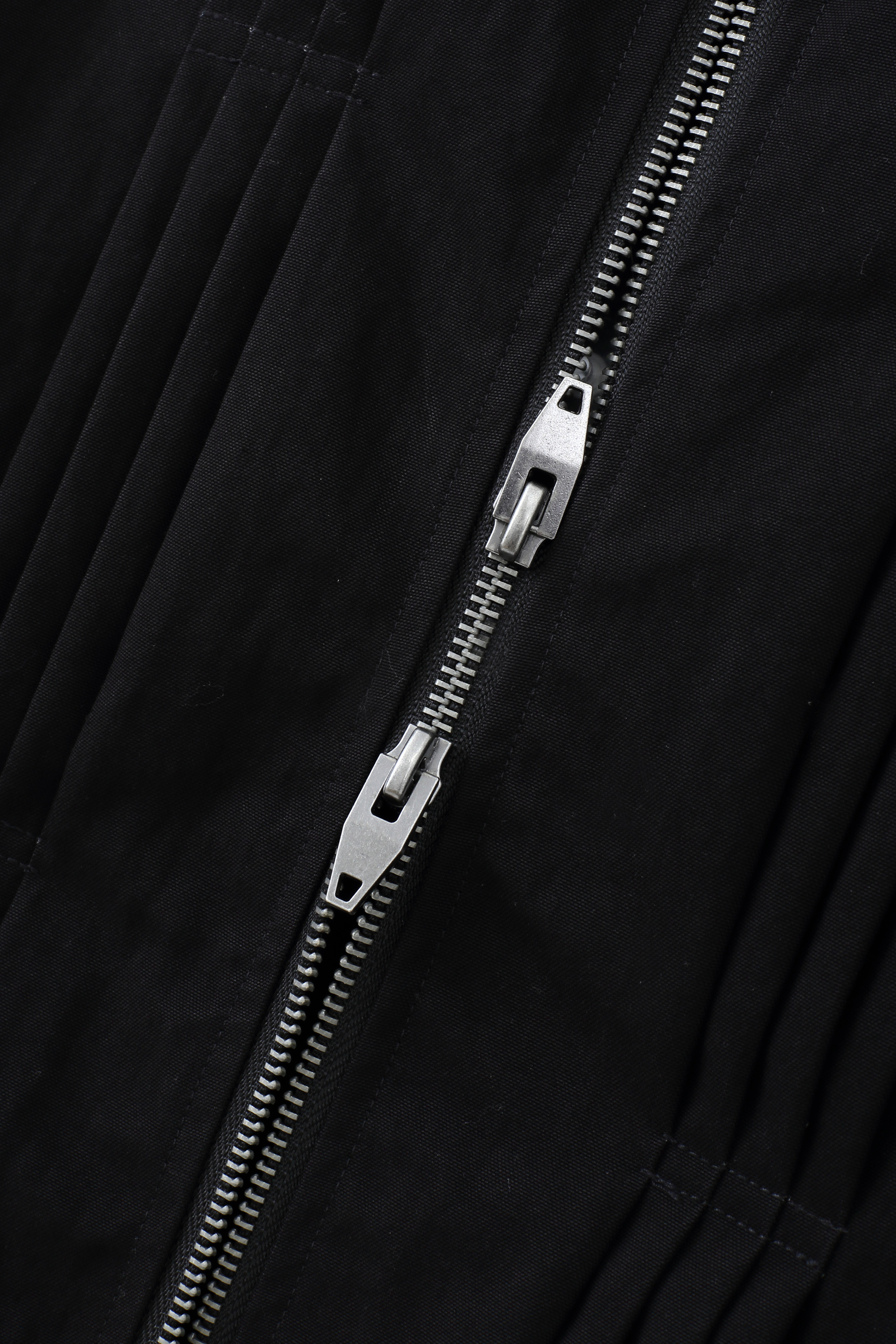 Contrast Collar Pleated Zip-Up Jacket