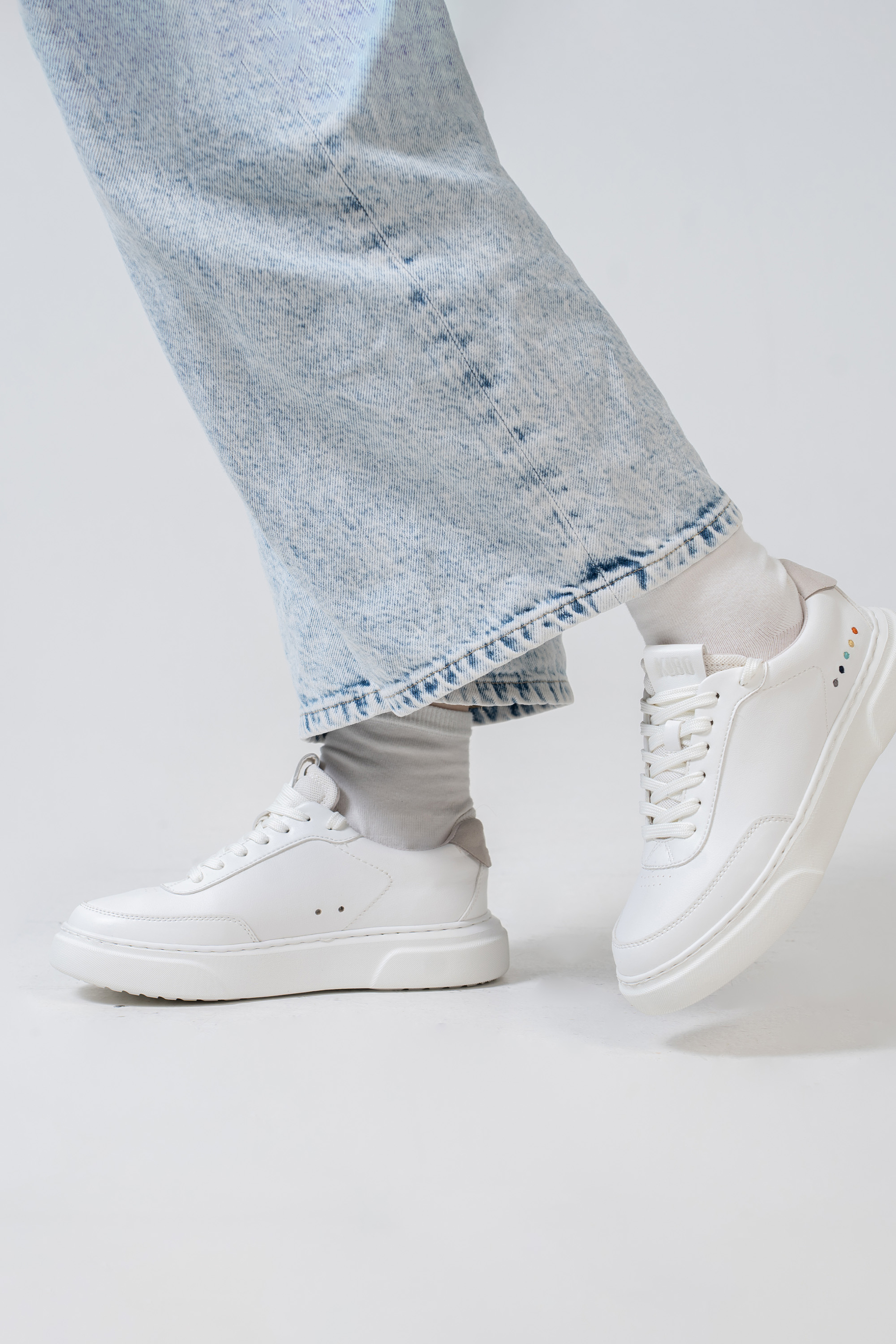 Apple Vegan Sneakers (MIKA)