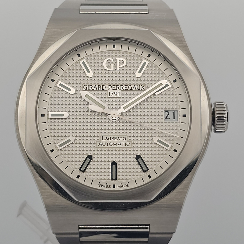 Girard Perregaux Laureato 42mm White Dial 81010-11-131-BB6A
